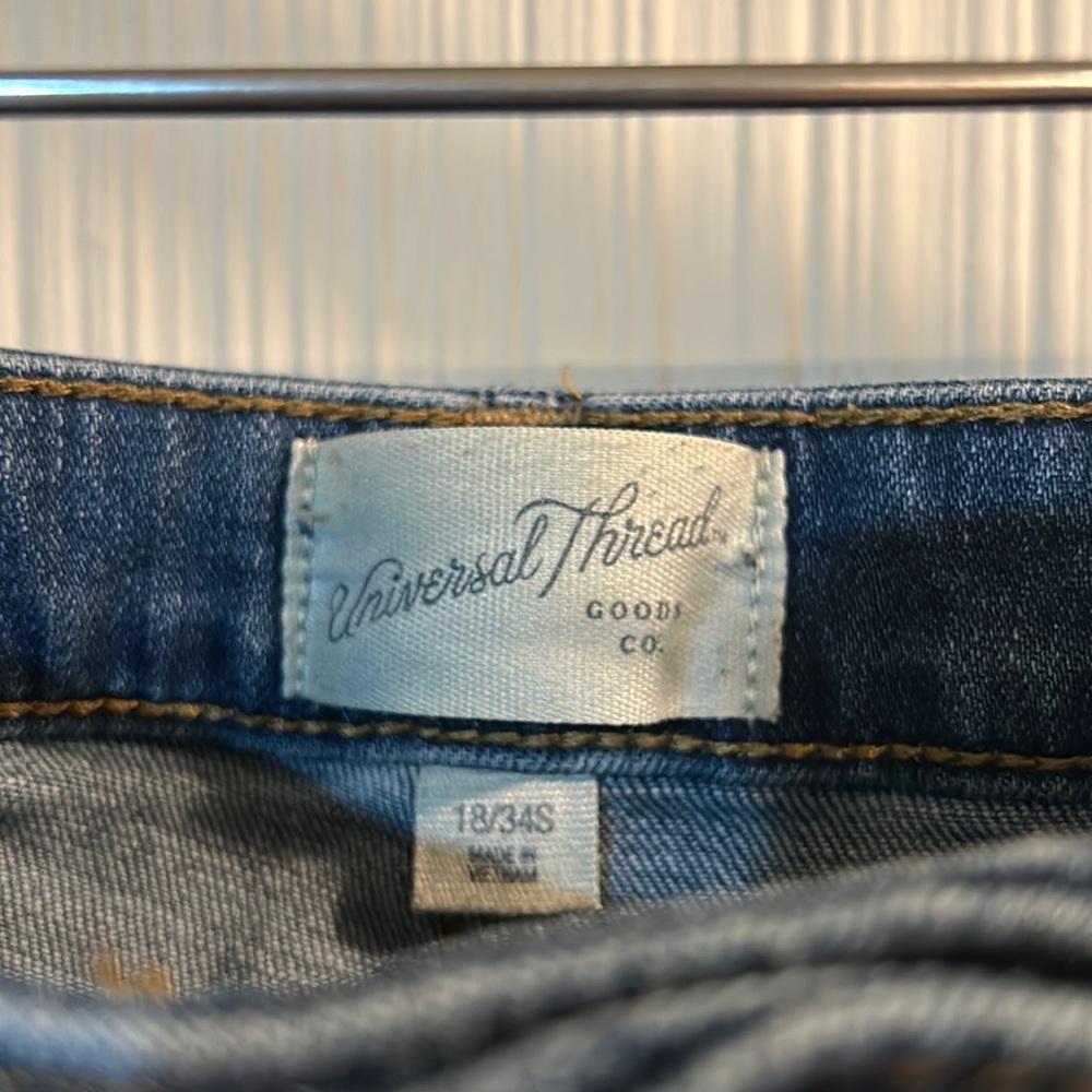 Universal Thread Blue Jeans - Picture 2 of 3